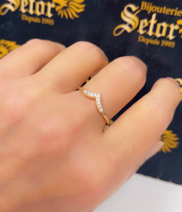 V stackable ring