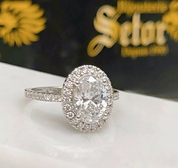 Oval engagement ring